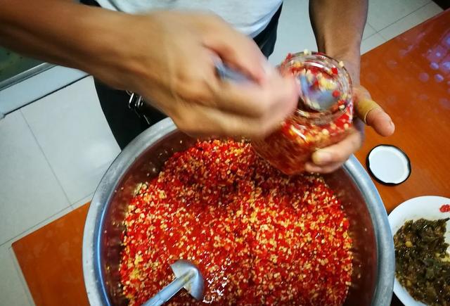 辣椒酱简单制作方法(辣椒酱简单制作方法视频)