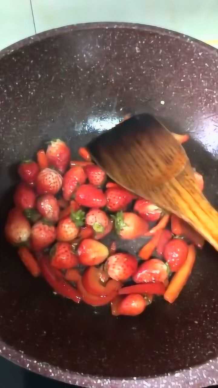 草莓拌辣椒(草莓辣椒怎么做好吃)